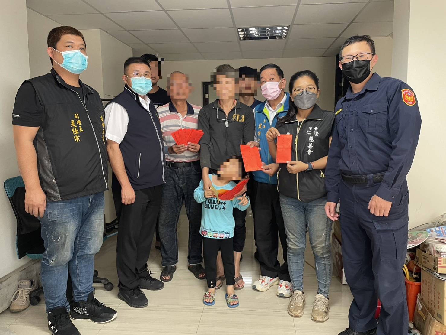 ▲42歲黃男病逝,身後留有二子一女與70歲雙親,霧峰警長與善心人士登門致贈救助金 (圖/台中霧峰分局 提供)