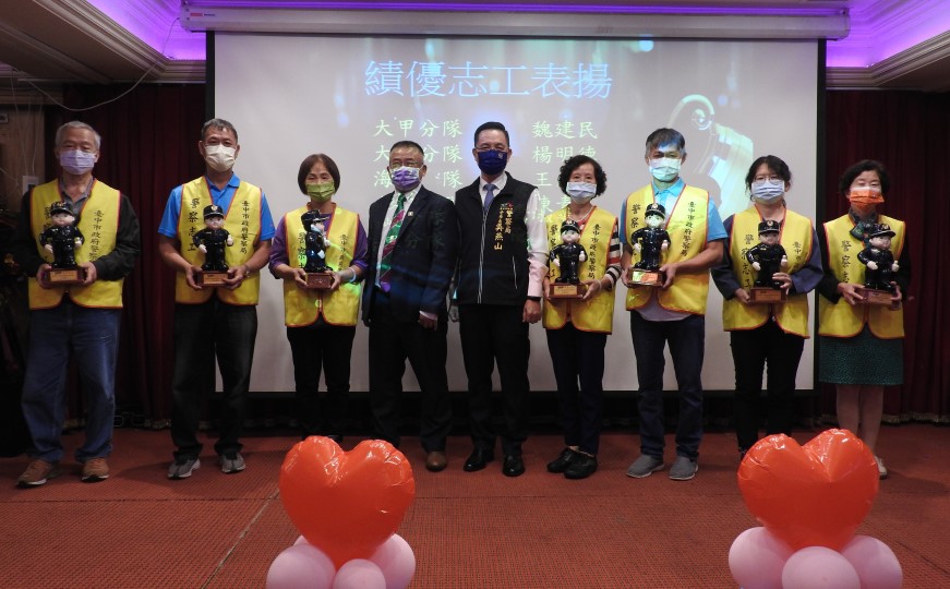▲大甲警分局長吳燕山親自頒發警察娃娃及獎狀表揚績優志工 (圖/台中大甲分局 提供)
