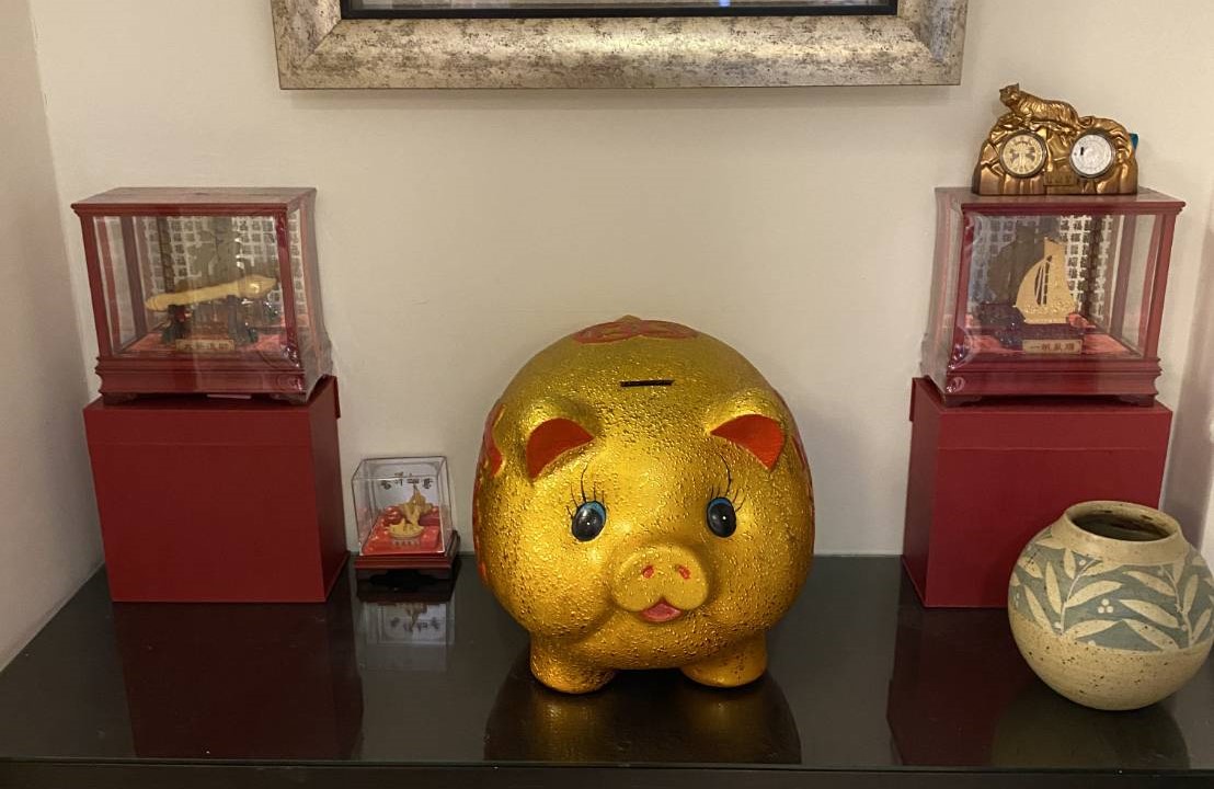 ▲詐欺集團擺設之金猪、黃金雞、毛筆…等招財吉祥物 (圖/台中市警察局 提供)