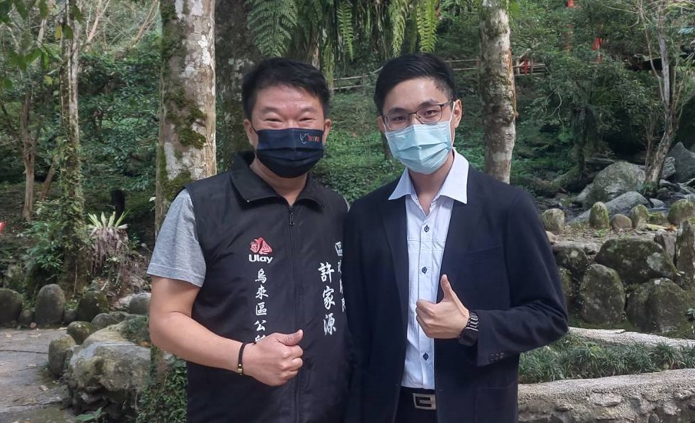 勝綸法律事務所華育成律師(右)烏來區區政顧問許家源(左)