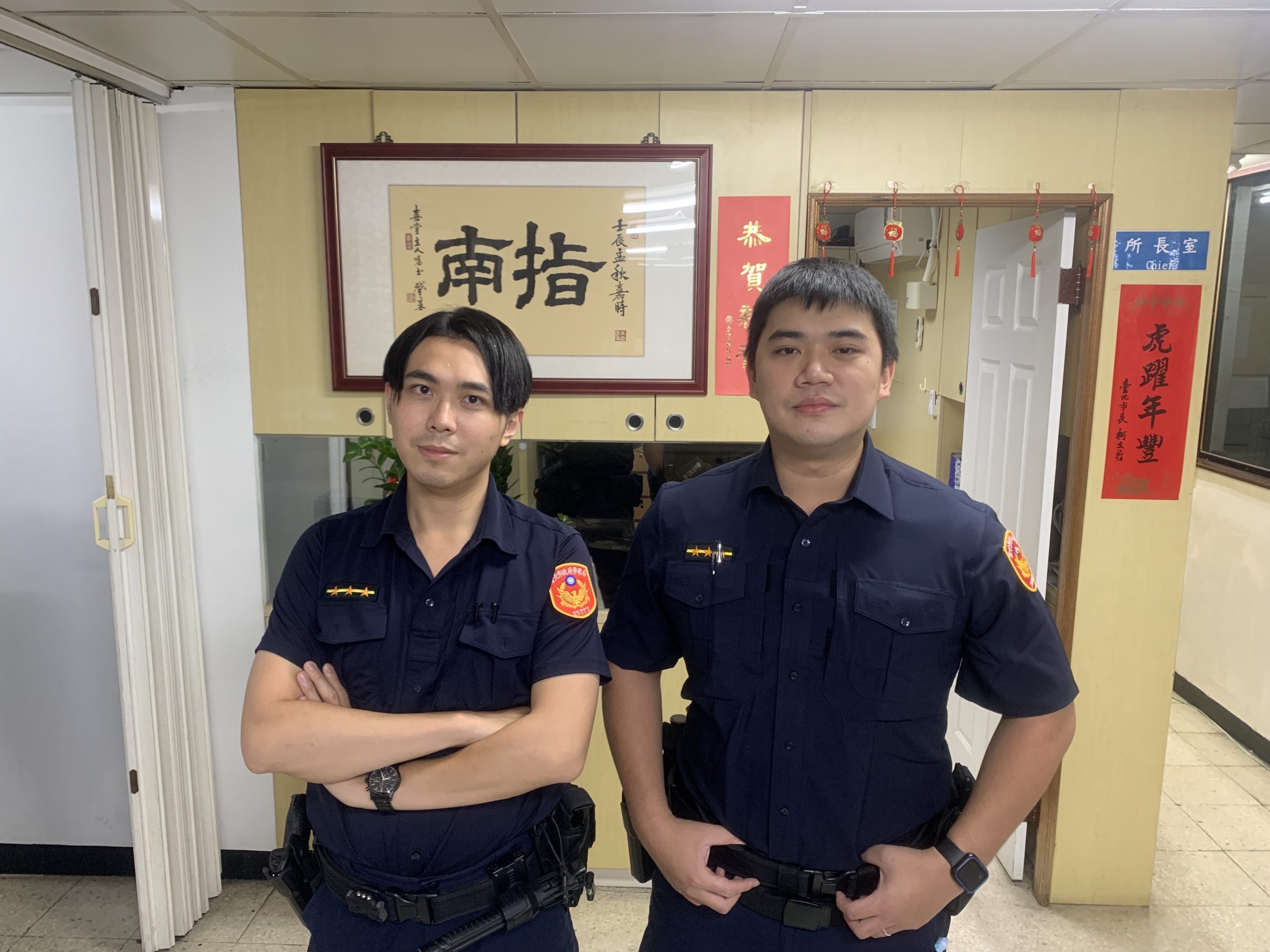 圖片說明：文山第一分局指南派出所警員李佳彥及詹鎧揚獲報後現場釐清案情，即刻移送法辦。（記者 吳萍翻攝）