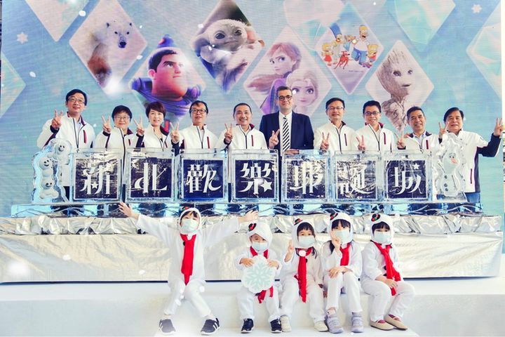 新北市長侯友宜與德國經濟辦事處首席代表Axel Limberg以及市府團隊參與2022新北歡樂耶誕城啟動儀式。 圖:新北市政府觀光旅遊局/提供