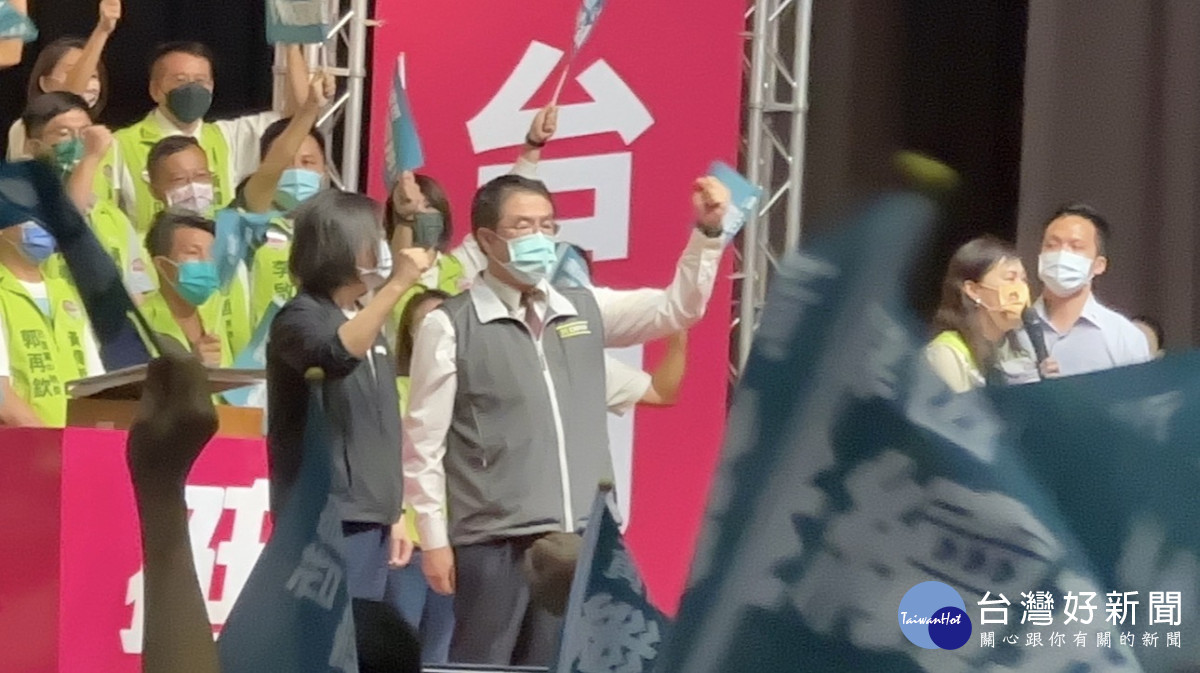 台南市長藍綠兼民調拉近至個位數,也激起綠營支持者危機意識,有利於催出投票率,最後勝負還很難說。(翻攝照片)