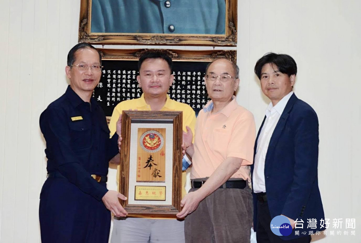 市警局許錫榮局長則回贈鎵興公司「嘉惠桃警」感謝狀。