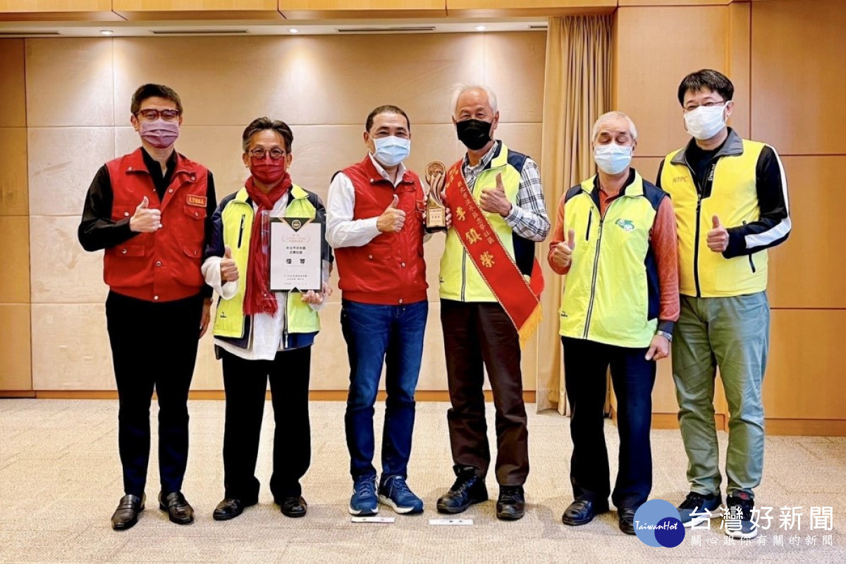 新北市長侯友宜肯定李鎮榮理事長對農村的付出，特別表達敬意。(圖/新北市政府)