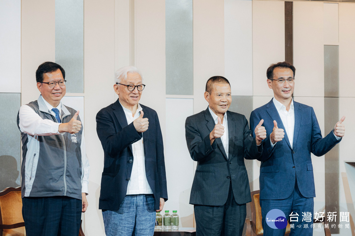 鄭市長和曹前董事長等人共同比讚合影。