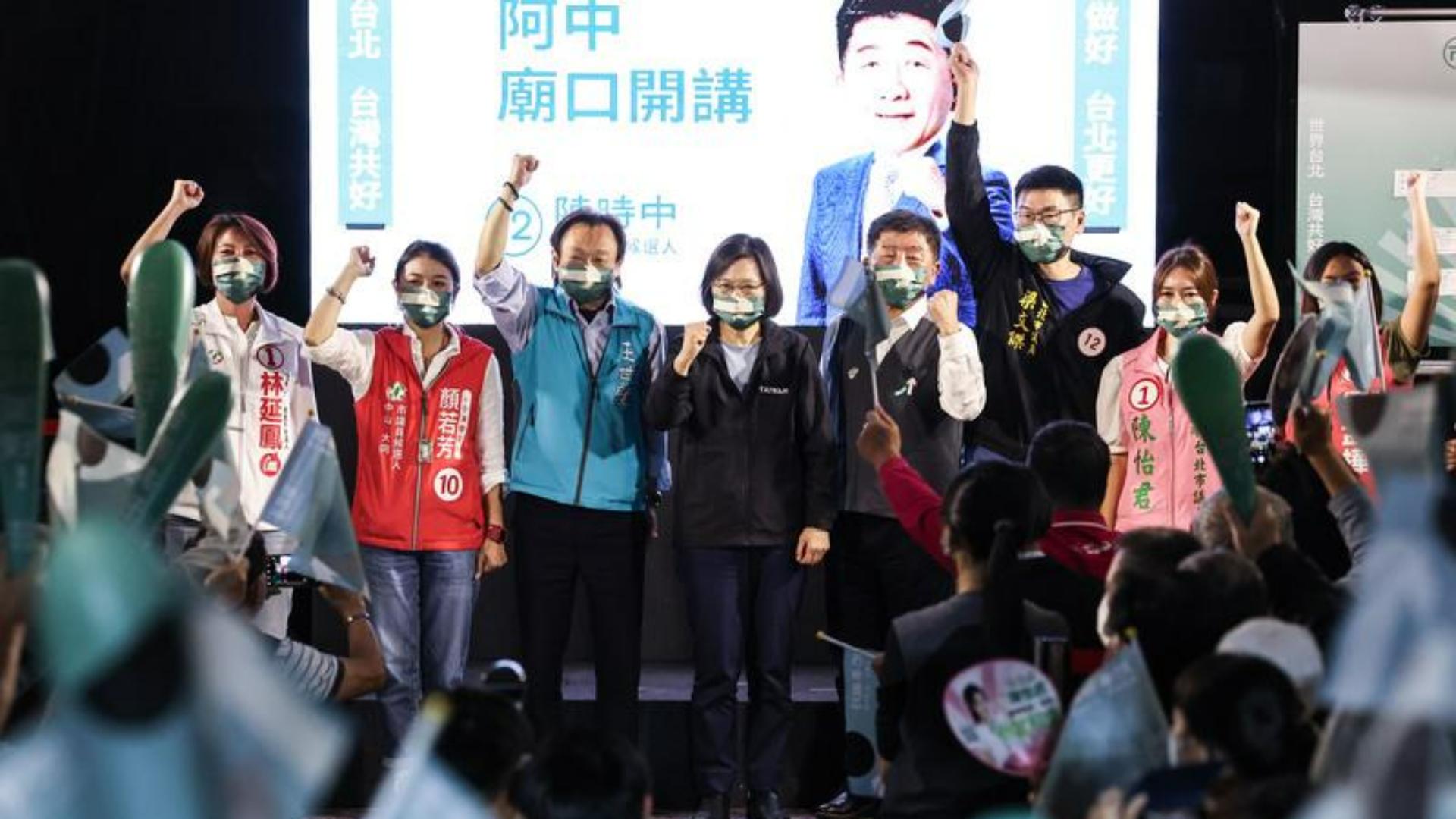 蔡英文(左4)26日晚間出席陳時中(左5)廟口開講活動。中央社