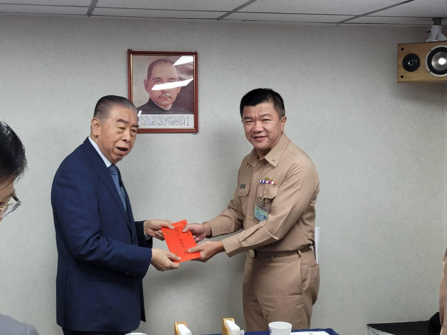 李棟樑赴海軍131艦隊敬軍慰問。王烱華攝