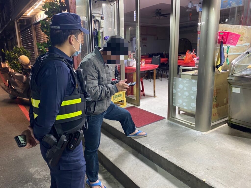 店家深夜未關鐵門,巡邏警員通知負責人到場協助處理。