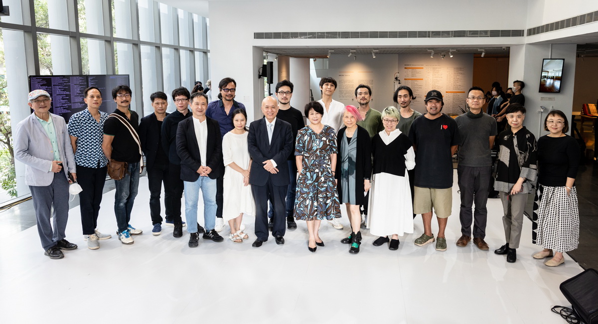 台新藝術獎20週年大展策展團隊及所有策展藝術家合影
