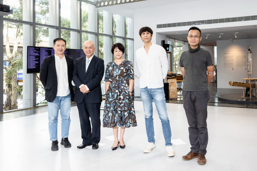 策展團隊與台新銀行文化藝術基金會董事長鄭家鐘合影 左起 姚立群、鄭家鐘、林曼麗