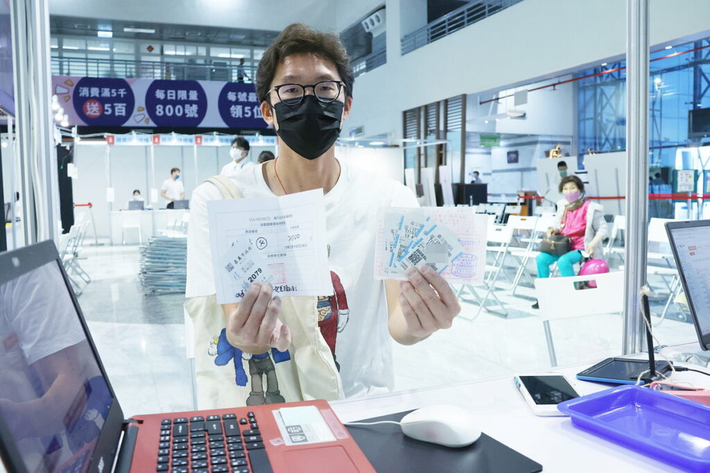 滿千送百最後一位兌換幸運民眾