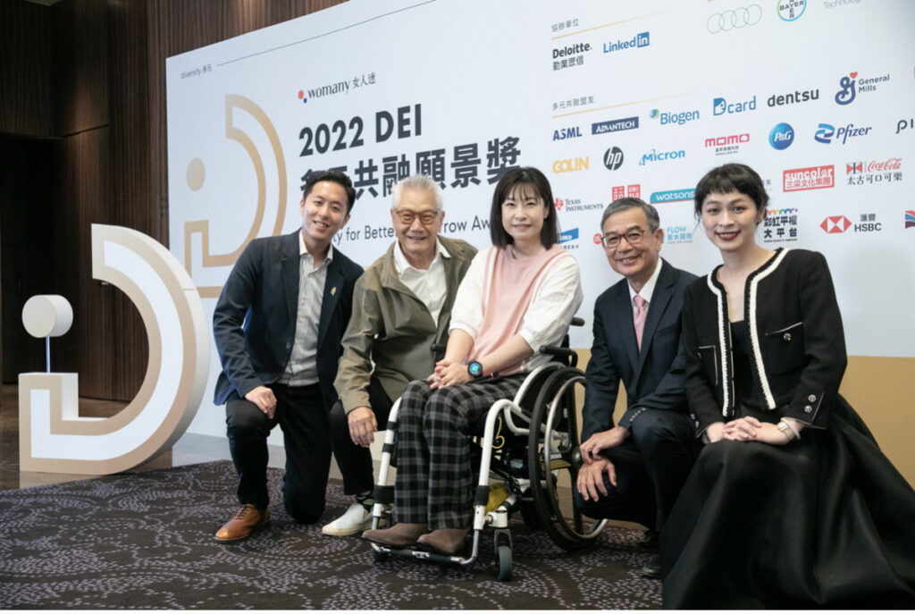 評審左二朱平、中間余秀芷、右二顏漏有