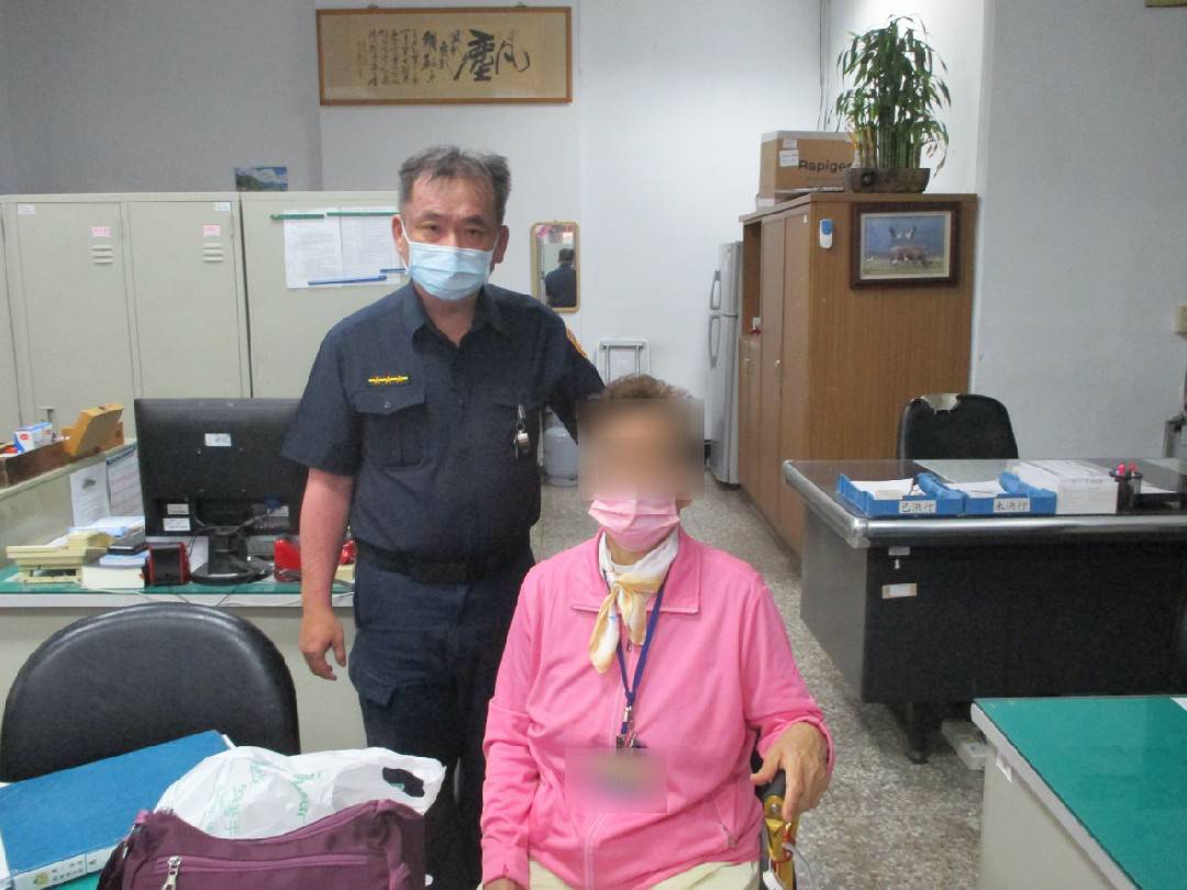 ▲林志營警員轉介疾病纏身的張婦,協助申請各慈善團體補助以暫度難關 (圖/台中市警察局 提供)