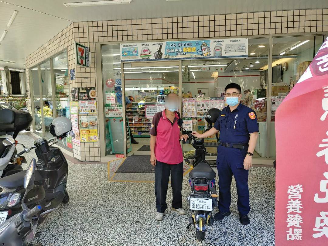 ▲因為電動自行車沒有車號,員警只好沿路地毯式搜尋,於300公尺外騎樓尋獲 (圖/台中市警察局 提供)