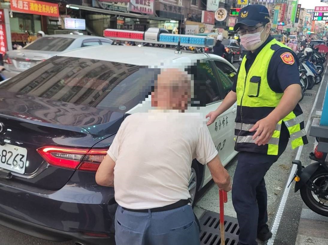 ▲92歲陳姓老翁至超商買完飲料後找不到電動代步車,員警載著老翁沿路尋找 (圖/台中霧峰分局 提供)