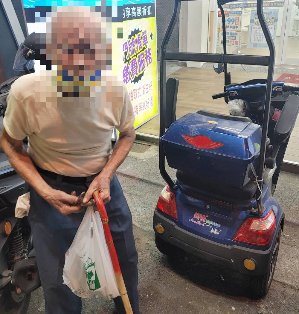 ▲霧峰員警以警車載著老翁,在隔壁路口找到愛車 (圖/台中霧峰分局 提供)