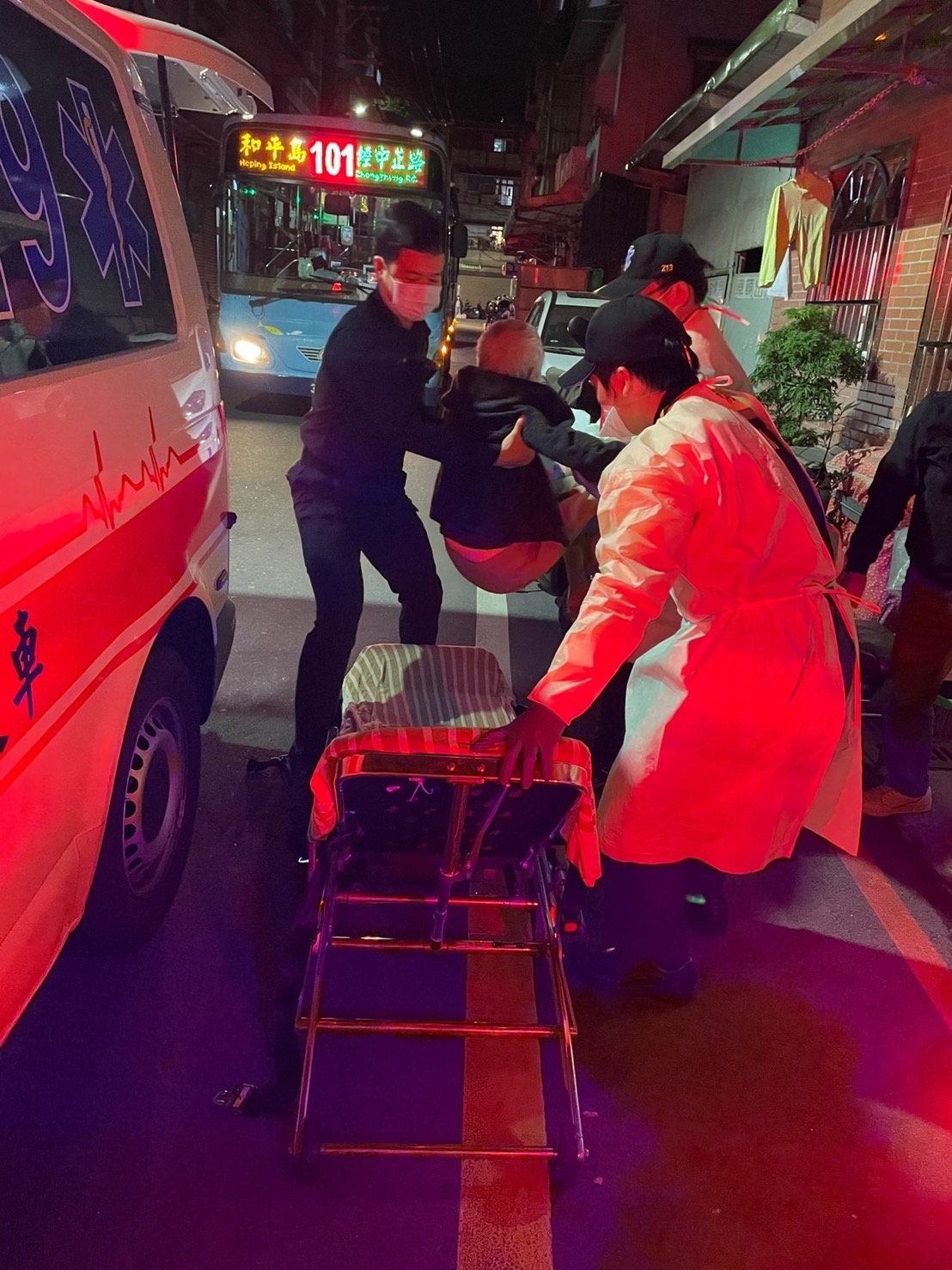 圖:老婦跌倒家門前,警消聯合助就醫。