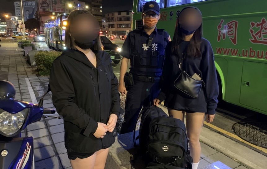 ▲熱褲妹行李遭誤拿,員警迅速讓背包物歸原主 (圖/台中市警察局 提供)
