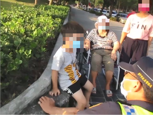 ▲員警在公園內與走失男童交談,最終帶著男童找到家人 (圖/台中市警察局 提供)