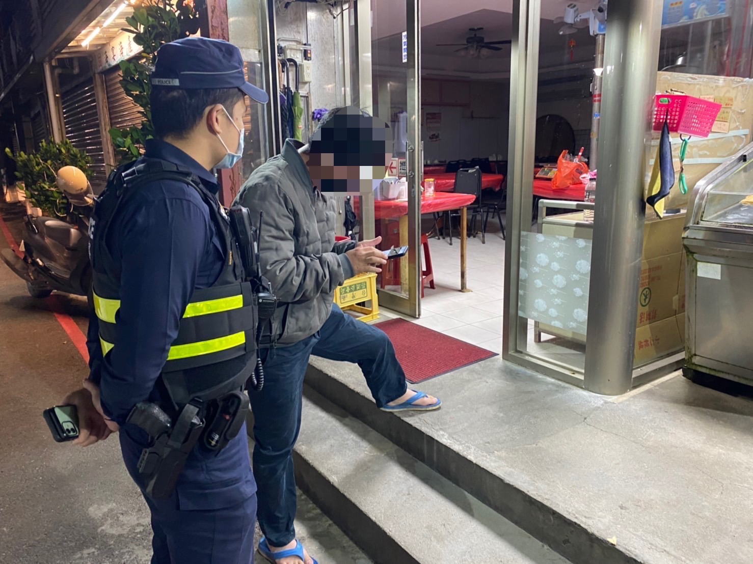 圖:店家深夜未關鐵門,巡邏警員通知負責人到場協助處理。