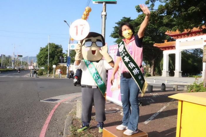 陳小邁陪同議員候選人黃偵琳 蓮池潭路口拜票