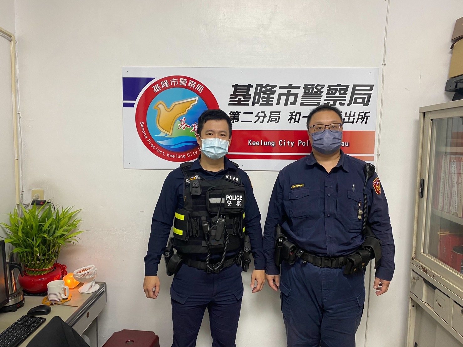 圖片說明:和一路派出所警員鄭旭翔(左)、潘禹叡(右)。(記者宋紹誠翻攝)