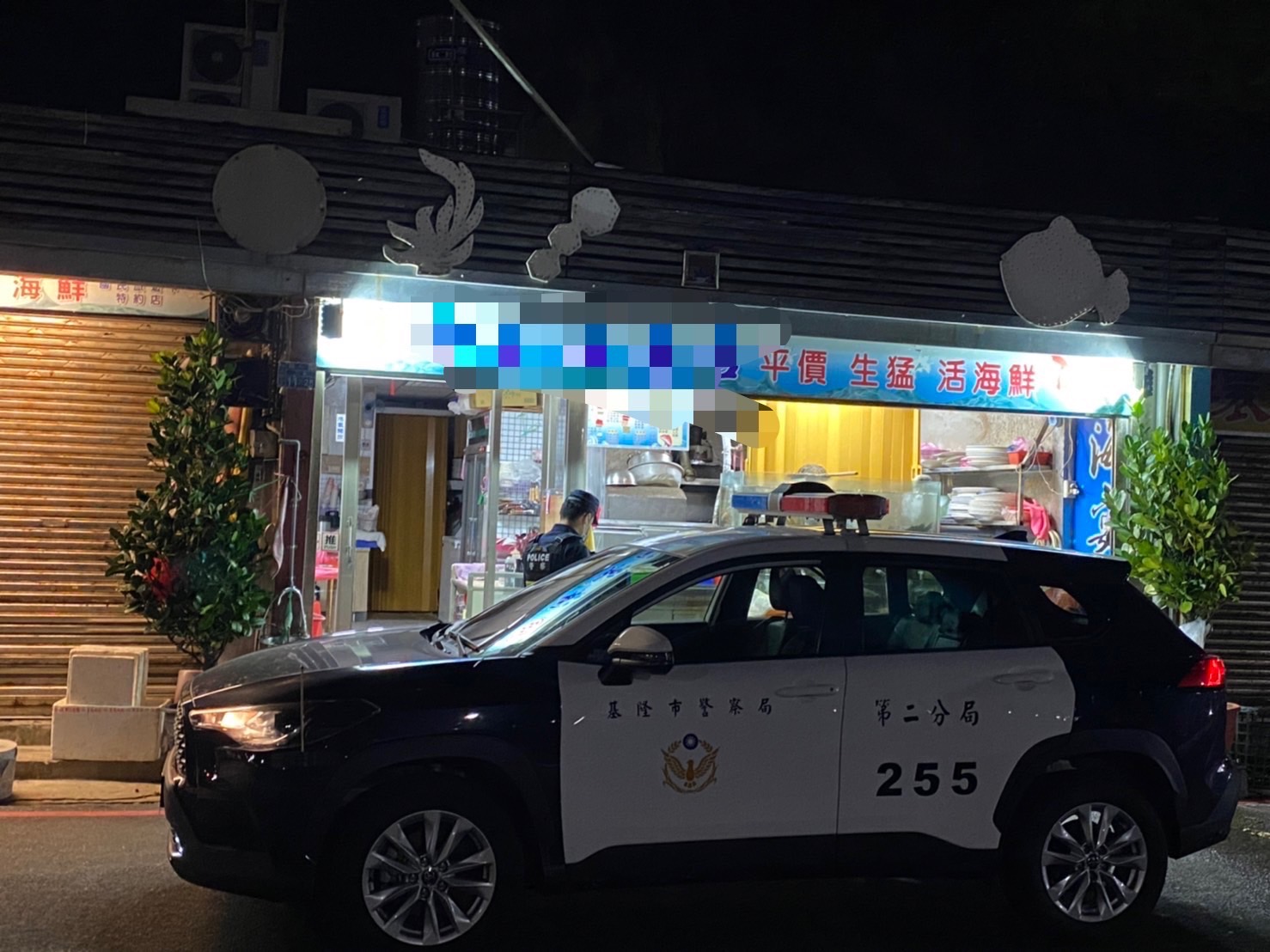 圖片說明:店家深夜未關鐵門,巡邏警員眼尖發現。(記者宋紹誠翻攝)