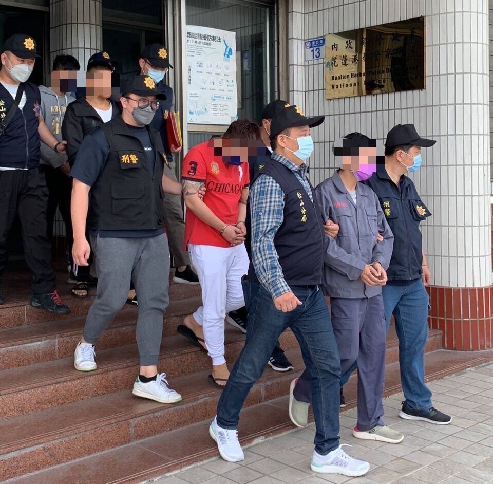 圖片說明：招募多名臺人赴柬埔寨，強逼從事電話及臉書詐騙等不法情事，相關涉案犯嫌及幫派成員均於本次掃蕩檢肅到案。（記者徐煜勝翻攝）