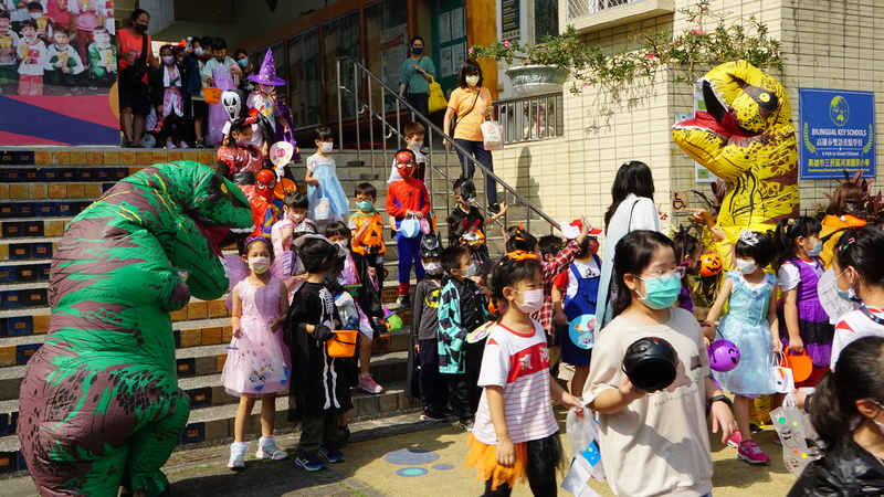 漾新聞|三民區河濱國小雙語日上百親師生萬聖節搞怪上街頭超吸睛