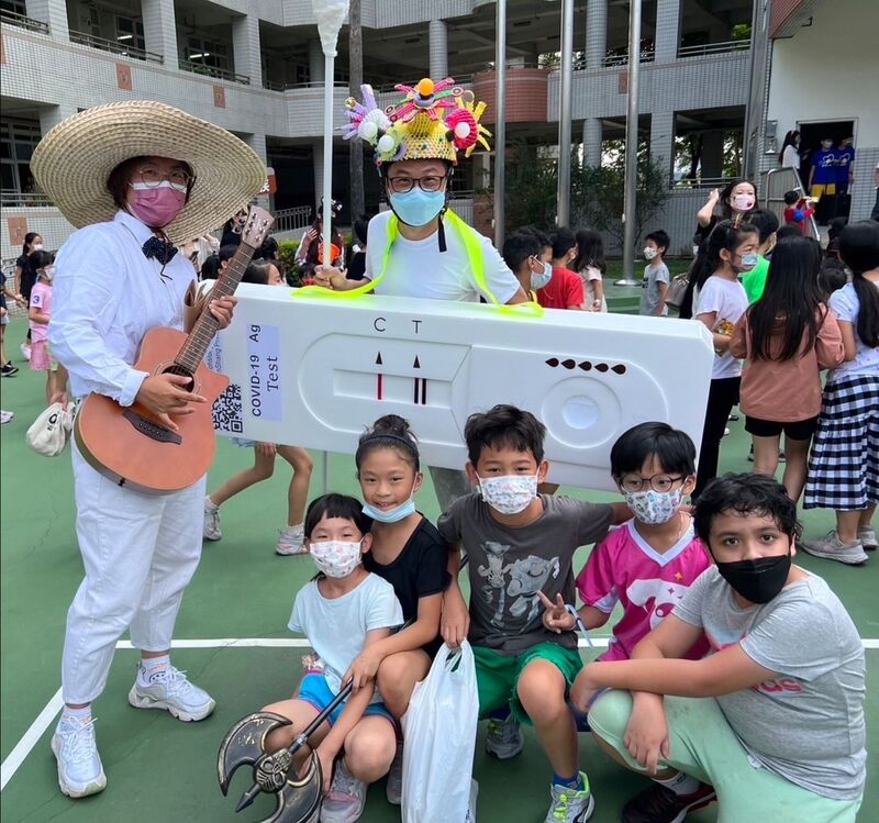 漾新聞|新上國小群魔亂舞校長變妝快篩棒 家長變身酒精噴罐連快篩試劑都上場