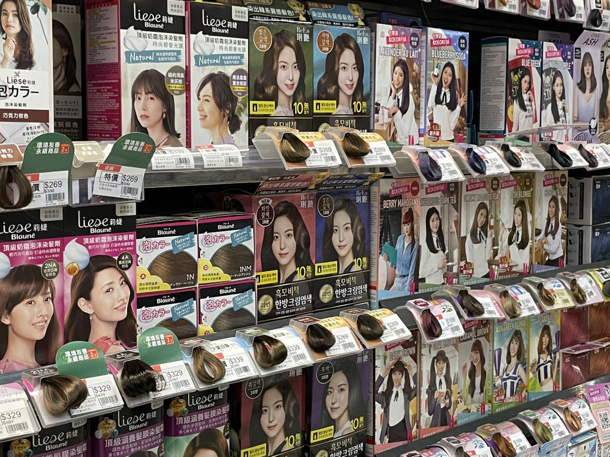 開架式染髮商品琳瑯滿目,韓國女生推薦著重安全且具有持色遮白效果的DIY染髮產品。