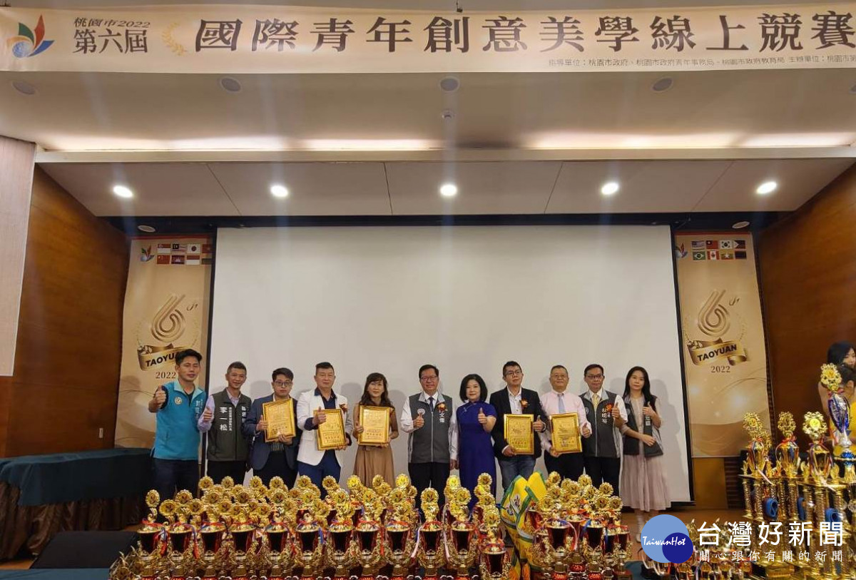 市長鄭文燦與貴賓合影。<br /><br /> <br /><br /> 
