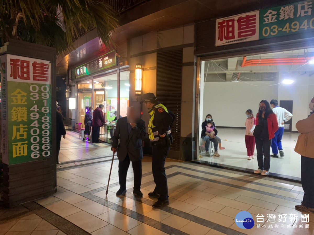 百歲人瑞外出運動迷途，員警協助返家。