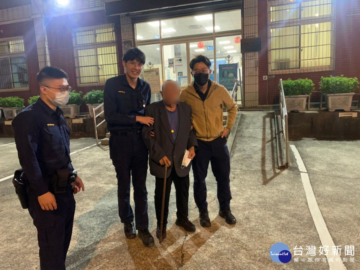百歲人瑞外出運動迷途,員警協助返家。