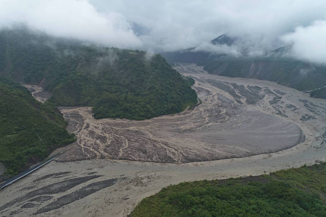 2021年8月7日玉穗溪上爆發土石流將明霸克露橋沖斷,並形成玉穗溪沖積扇。傅志男提供