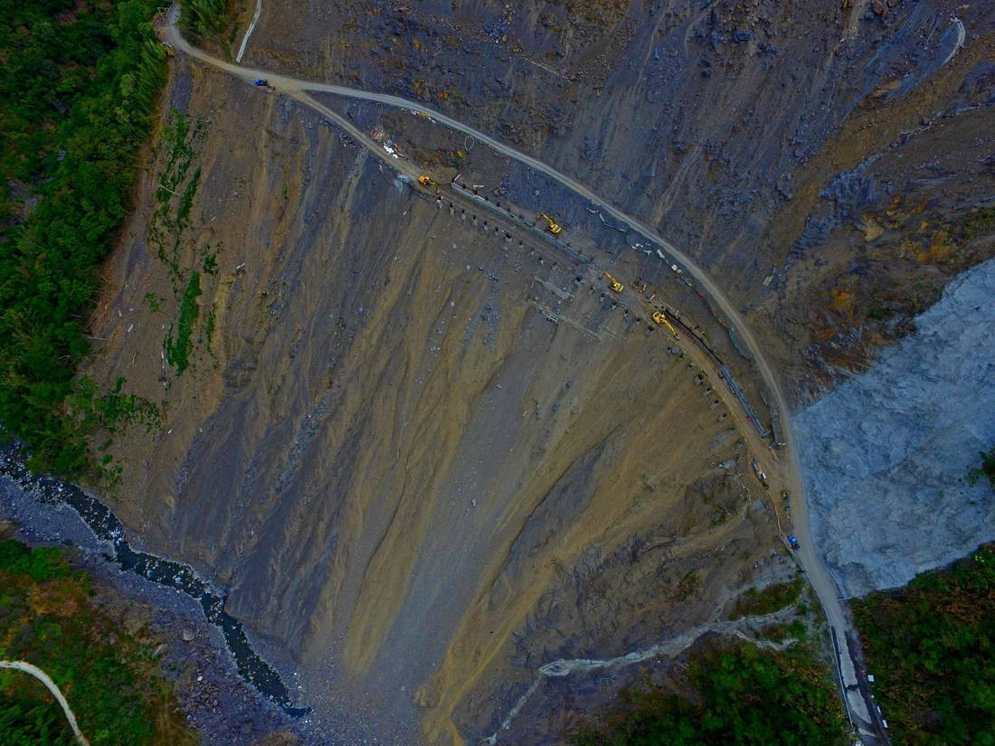 2017年10月南橫西段梅山口附近的崩塌地工程,現場怪手等機具和人員在1、200公尺高的崩塌地施工。傅志男提供