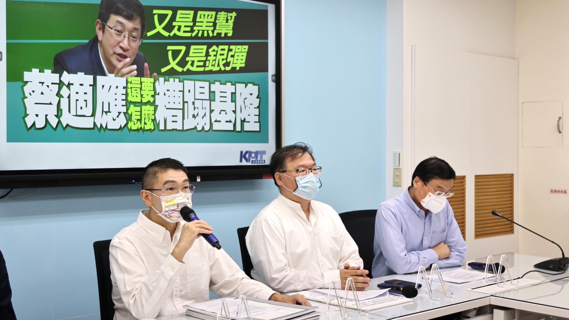 國民黨基隆市長候選人謝國樑(左一)今天在立法院舉行記者會,再度質疑民進黨基隆市長候選人蔡適應涉嫌現金買票。林啟弘攝