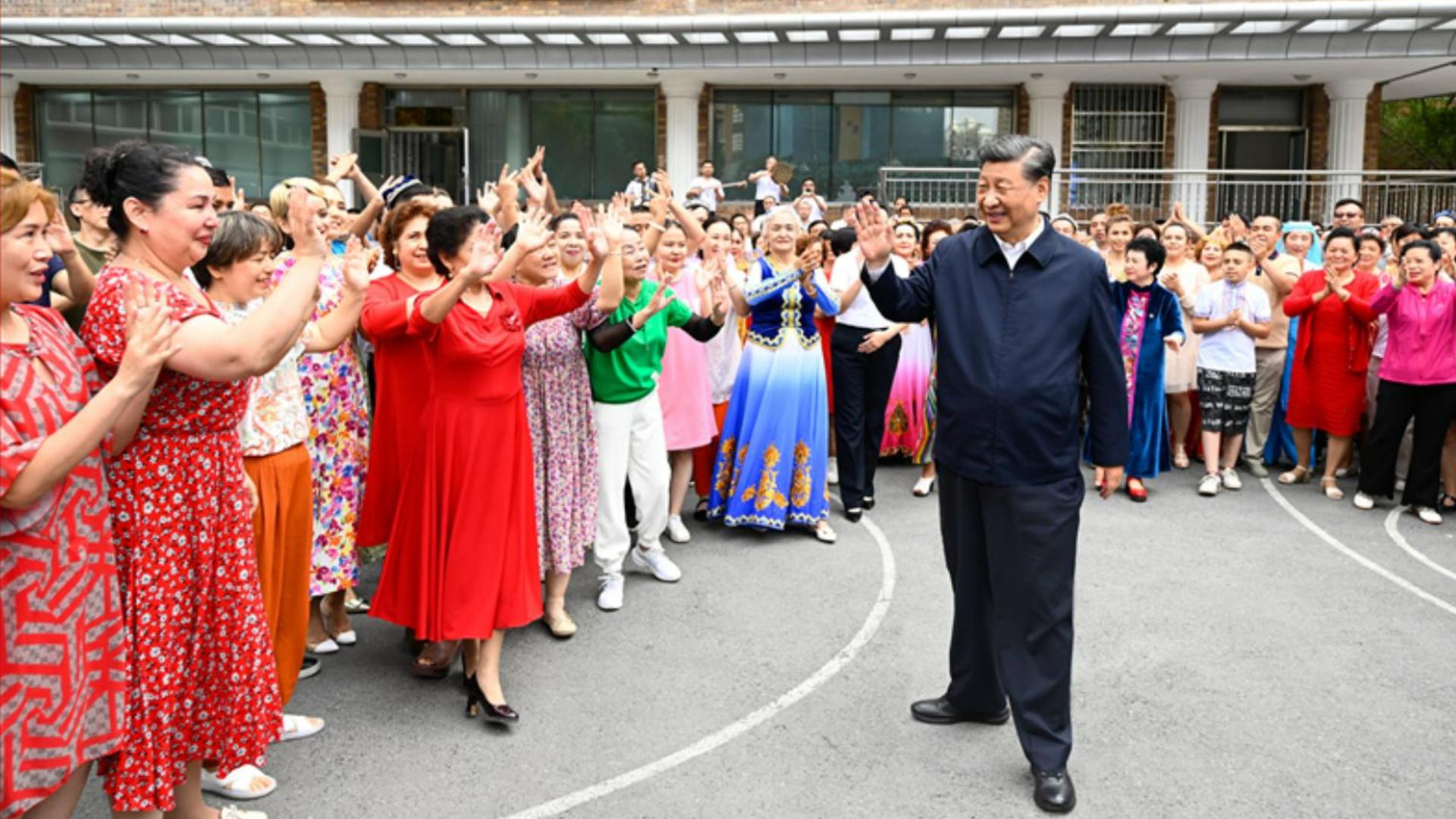 中國國家主席習近平昔日訪問新疆,中國官媒發布訪視民眾照片。 翻攝新華網