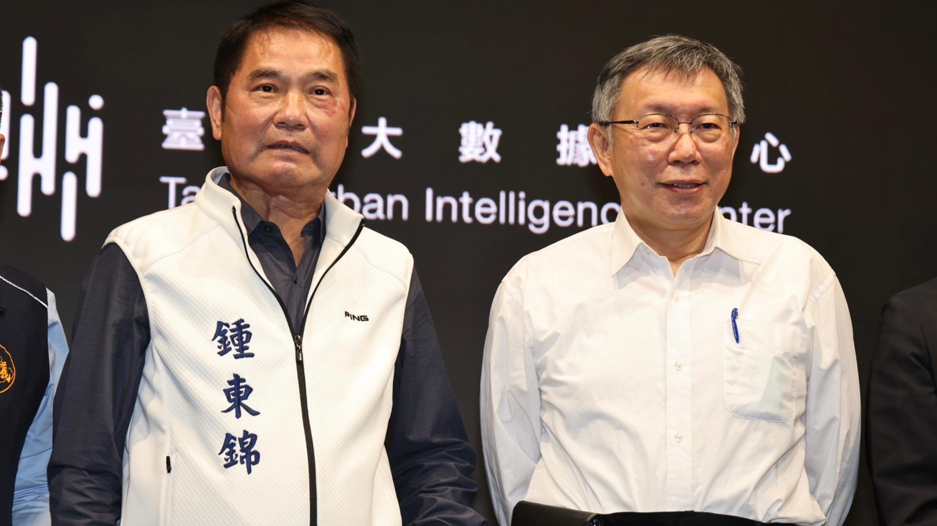 苗栗縣議會議長、無黨籍苗栗縣長參選人鍾東錦(右)台北市長柯文哲(左)。資料照片/林啟弘攝