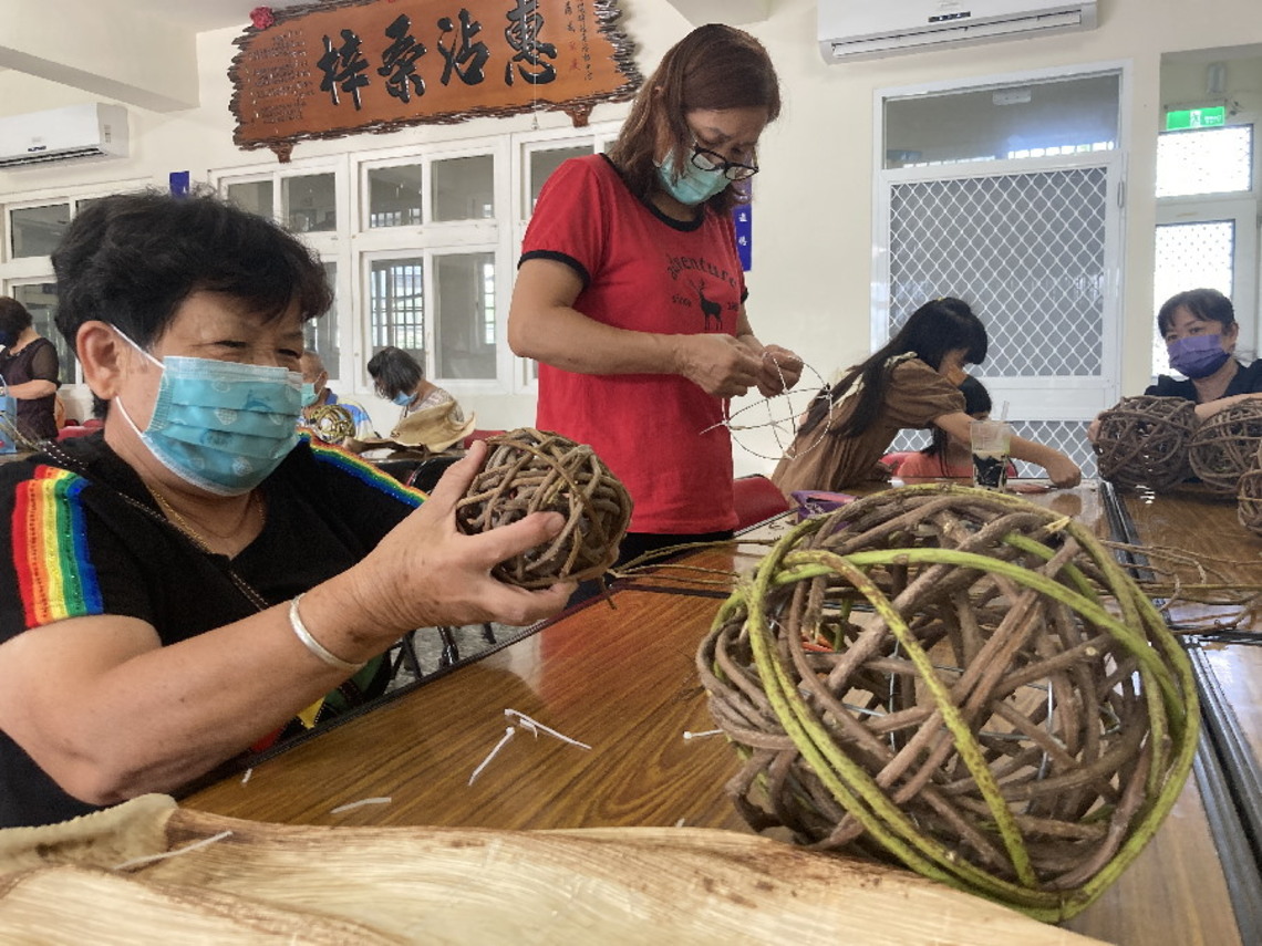 嘉義縣中埔穀倉園區新地標 《月彎下的祝福》展出中