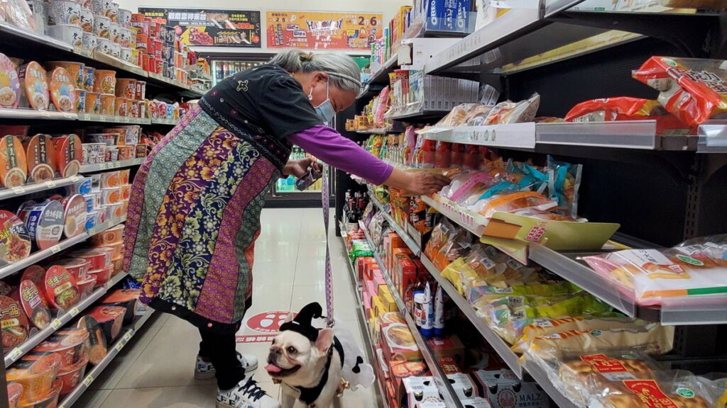 在輔療犬的帶動下完成超商採購,長輩們情緒上將大受鼓舞,提升了走出據點進入社區的意願