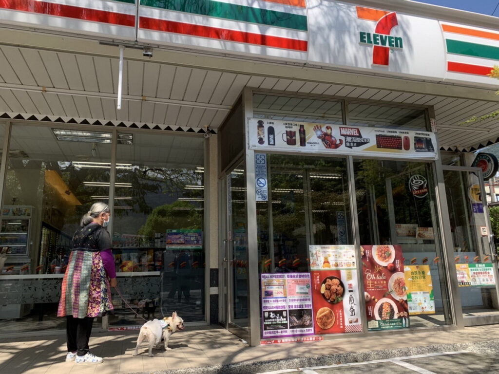 7-ELEVEN首創開放輔療犬入店,更於屏東地區近200家門市進行輔療犬友善課程宣導、將門市自動門玻璃換上除了導盲犬,也歡迎輔療犬入店的全新貼紙,並且協助媒合專業的輔療犬與長輩到門市購物