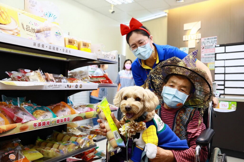 今(27)日也協助屏東基督教醫院在三地門鄉三地村舉行萬聖節扮裝活動,屏基失智症據點的長輩盛裝扮演,牽著兩隻可愛的輔療犬,在村裡沿路發糖果給街坊鄰居,並帶著狗狗到7-ELEVEN頭目門市展開血拚任務。