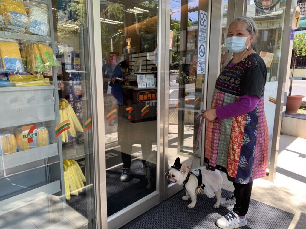 在輔療犬的帶動下完成超商採購,長輩們情緒上將大受鼓舞,提升了走出據點進入社區的意願