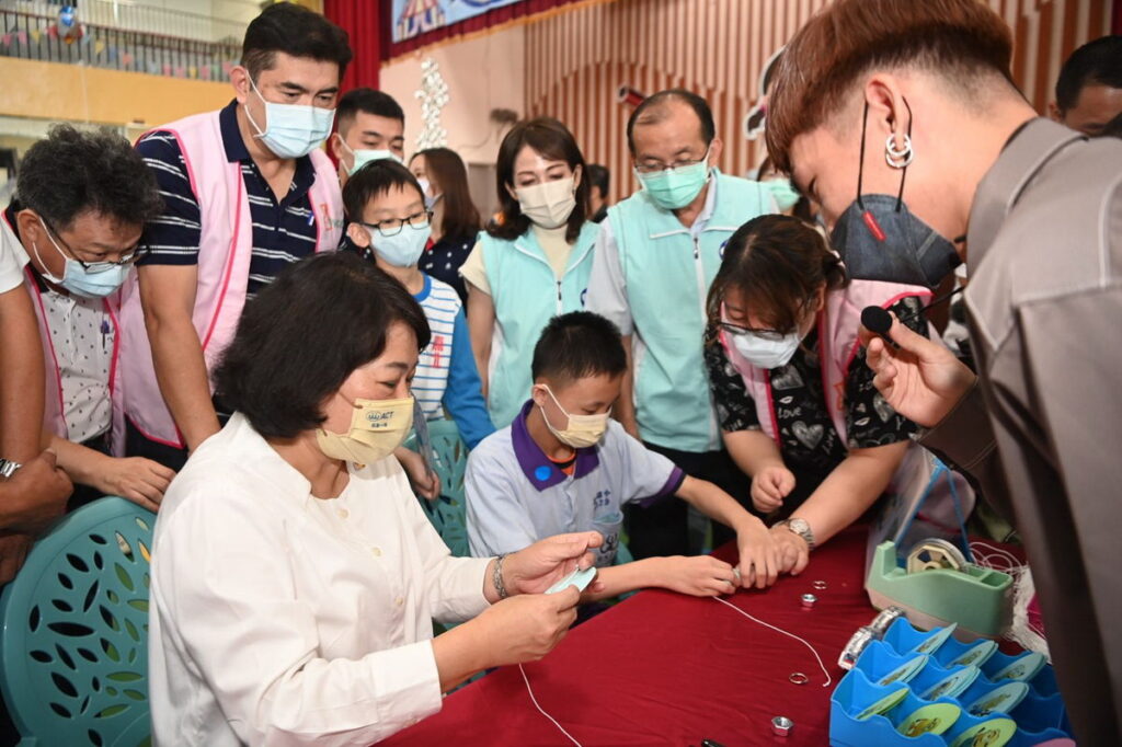 市長與孩子一起闖關