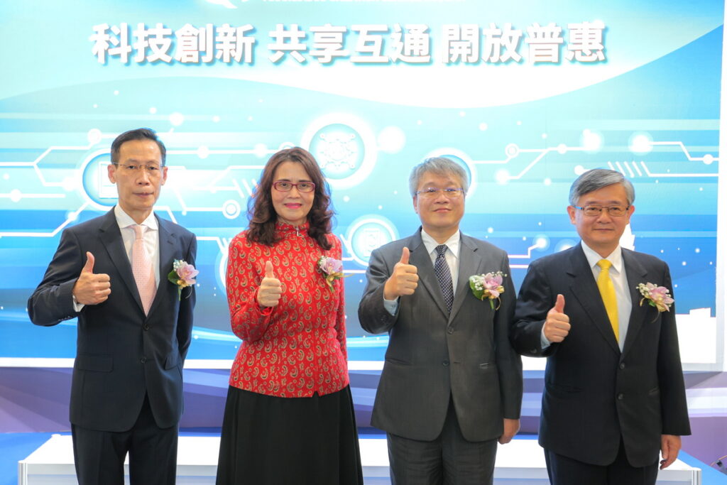 聯徵中心張國銘總經理、會計研究發展基金會王怡心董事長、財金公司林國良董事長、台灣票據交換所嚴文亮總經理(照片提供:財金公司)