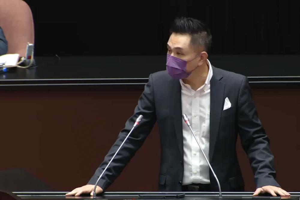立法院28日早進行「國是論壇」。國民黨立委陳以信揭露，故宮博物院驚傳國寶遭相關人員不慎打破，卻遭故宮院長吳密察及相關高層隱匿。