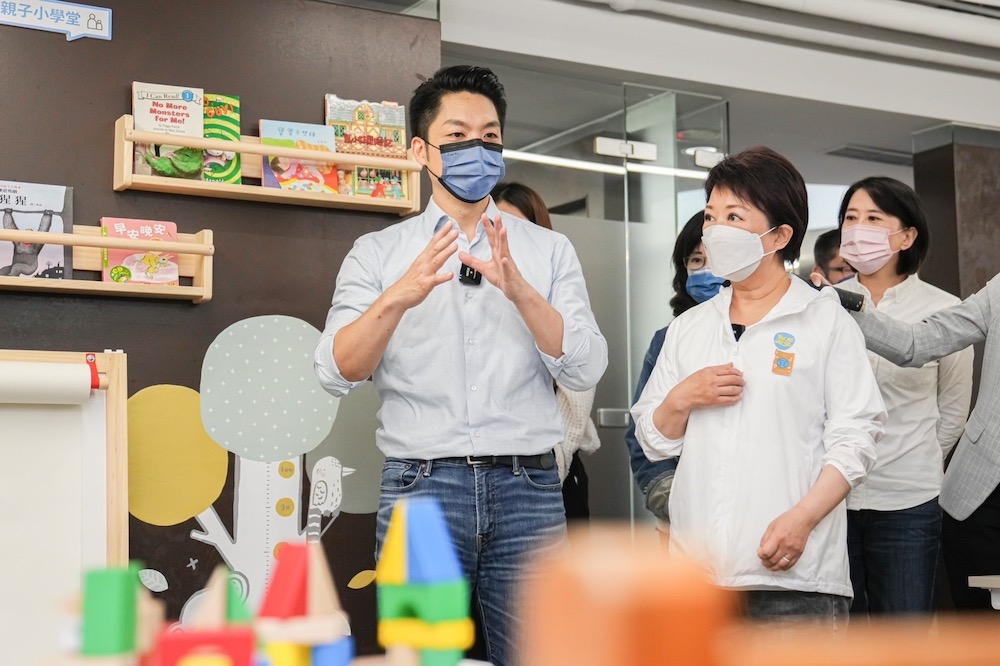 蔣萬安陪盧秀燕開箱市民基地 盧肯定歡樂氛圍:不想走了 28 國民黨台北市長候選人蔣萬安的「市民基地」將於10月底正式啟用,28日邀請台中市長盧秀燕搶先開箱,曝光空間中8大亮點。
