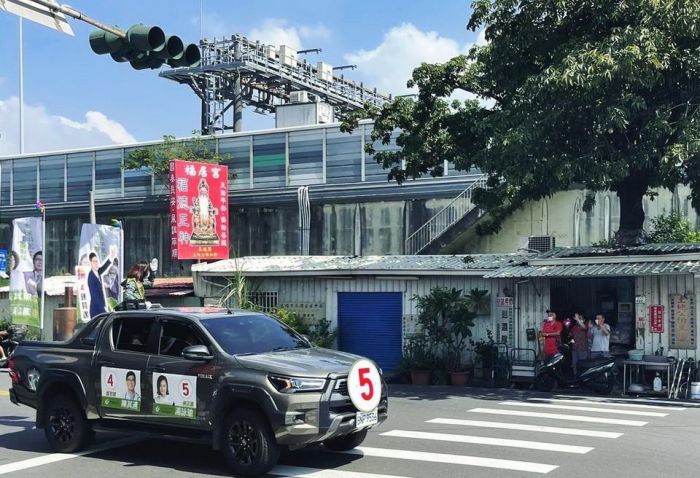綠營候選人湯詠瑜出關車掃衝刺 「他」全程相陪